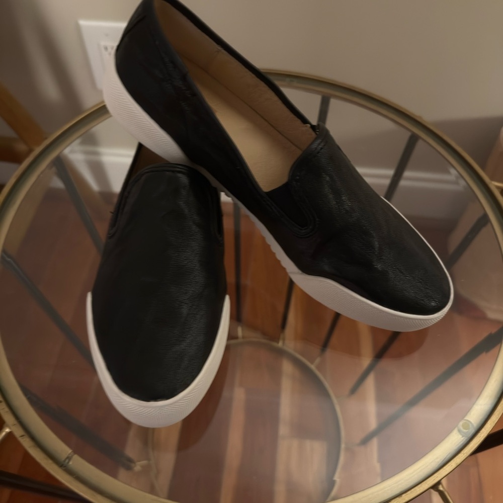 FRYE AND CO. Black and White Slip-On Flats